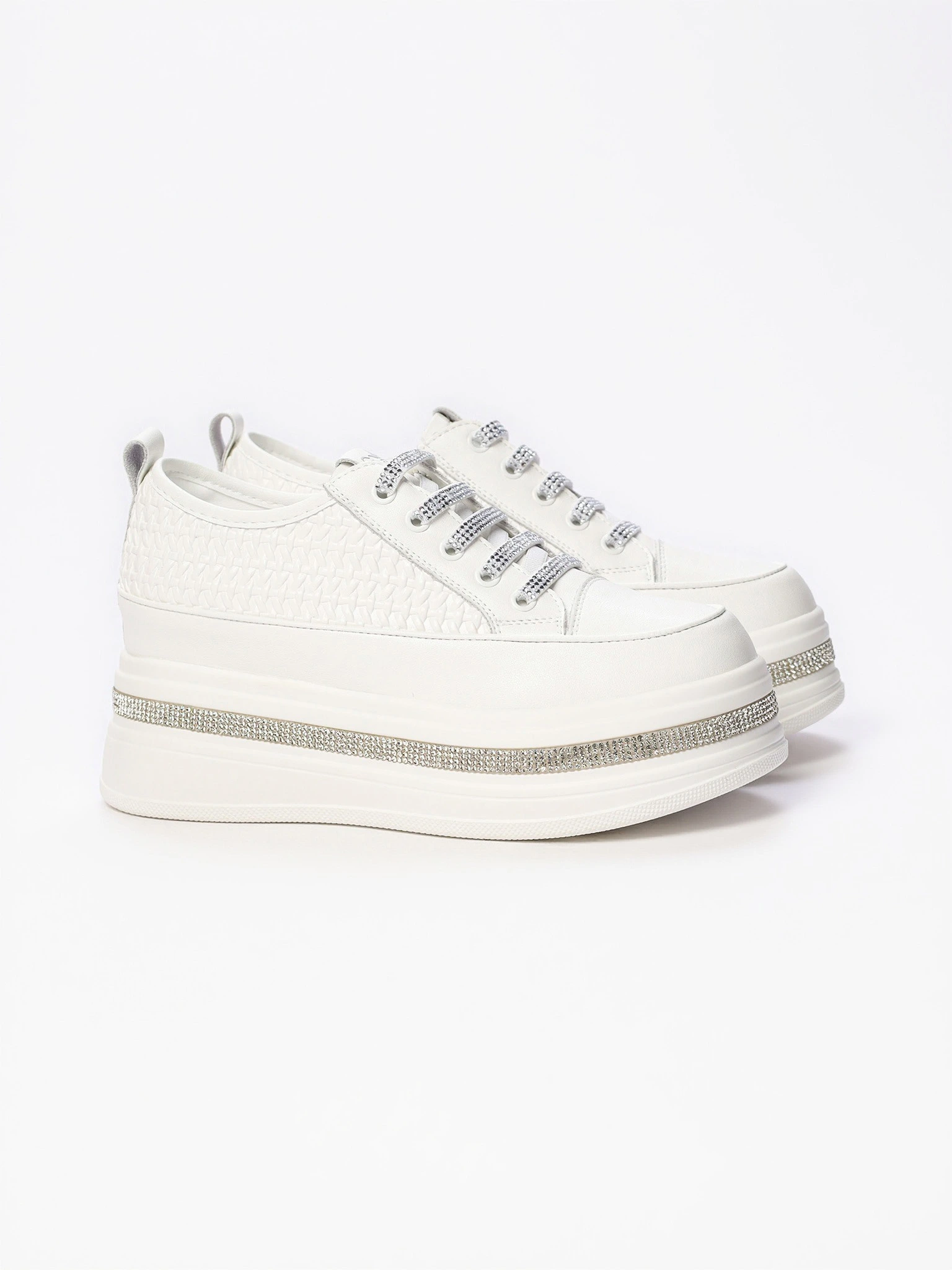 Кеды белого цвета со стразами на высокой платформе